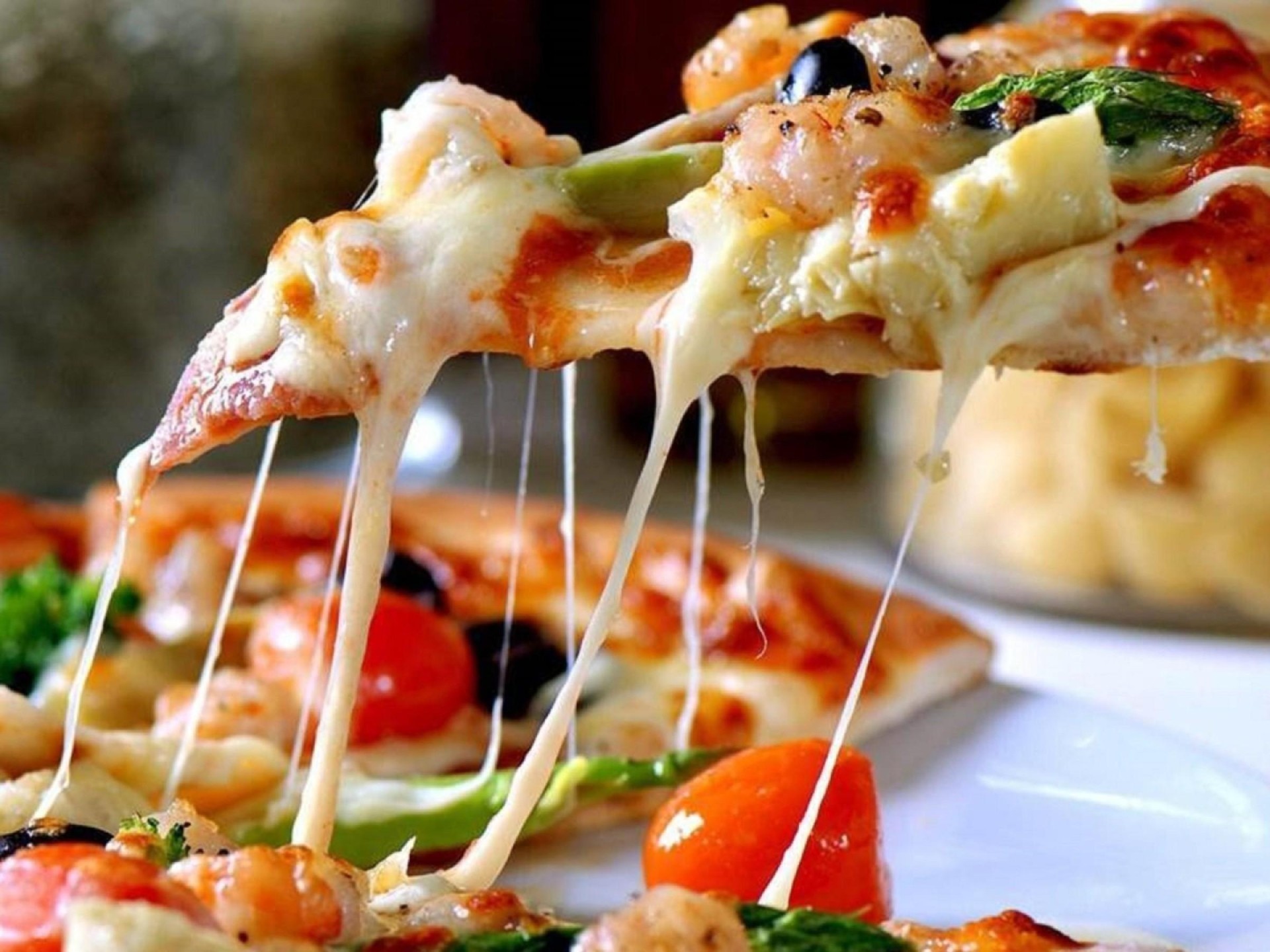 Dominos Pizza! Bowen! TO $950,000, Long lease to 2046, Green / coastal change! Suit owner operator!